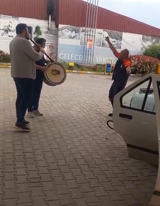 DÜZCE’DE ARAÇLARINA YAKIT ALMAK İÇİN AKARYAKIT İSTASYONUNA GİREN KLARNETÇİ VE DAVULCU, YAKIT...