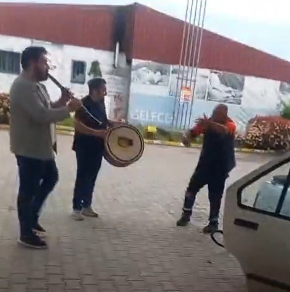 DÜZCE’DE ARAÇLARINA YAKIT ALMAK İÇİN AKARYAKIT İSTASYONUNA GİREN KLARNETÇİ VE DAVULCU, YAKIT...