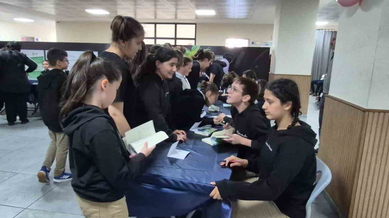 DÜZCE’DE İSMETPAŞA ORTAOKULU ÖĞRENCİLERİNİN YAZDIĞI KİTAP İMZA GÜNÜNDE ÖĞRENCİ VE VELİLERLE...