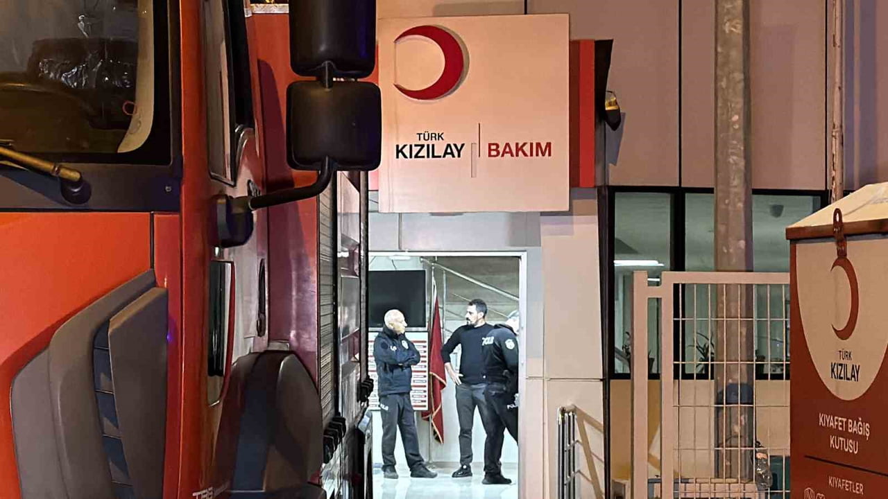 DÜZCE’DE KIZILAY HUZUREVİNDE ASANSÖRDEN KAYNAKLI ÇIKAN YANGIN KONTROL ALTINA ALINDI. KAYNAŞLI...