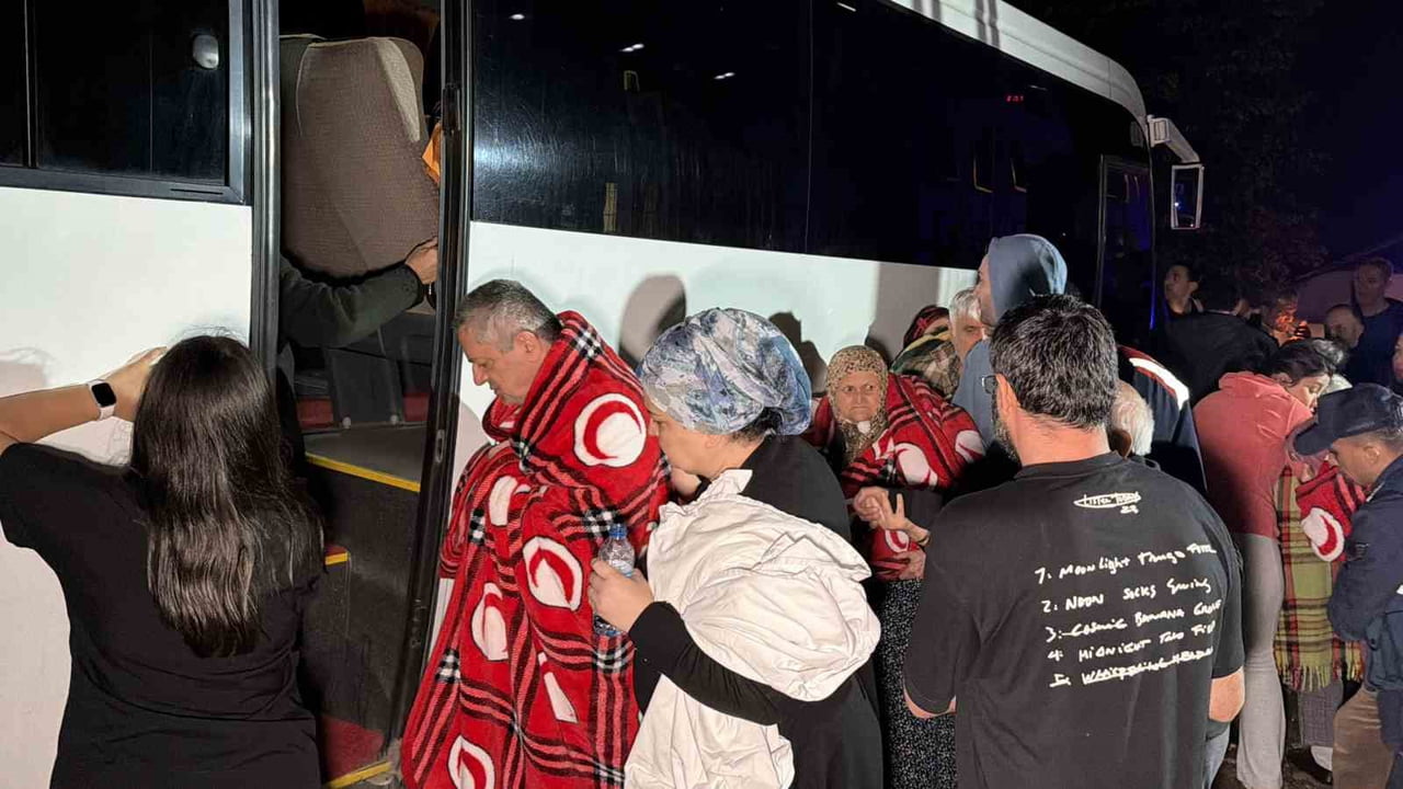 DÜZCE’DE KIZILAY HUZUREVİNDE ASANSÖRDEN KAYNAKLI ÇIKAN YANGIN KONTROL ALTINA ALINDI. KAYNAŞLI...