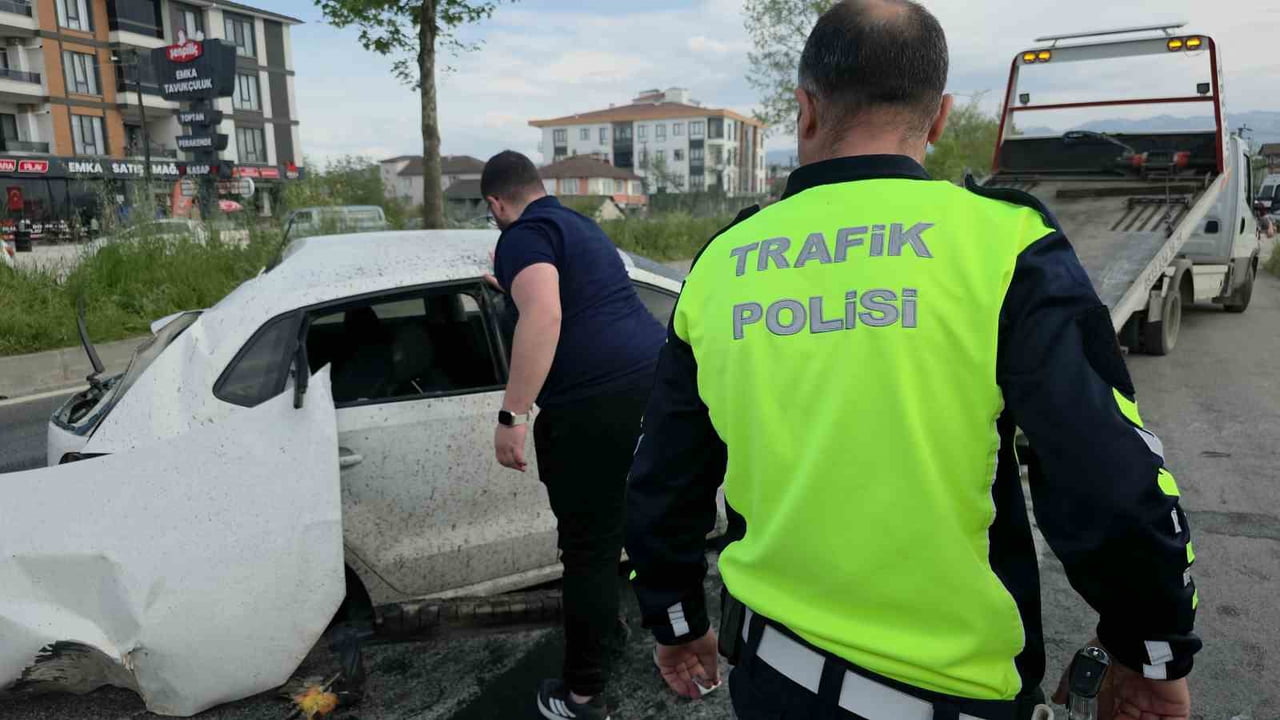 DÜZCE’DE MEYDANA GELEN KAZADA, KARAYOLUNDA BULUNAN ORTA REFÜJÜN BETONLARINA VE AĞAÇLARA ÇARPAN...