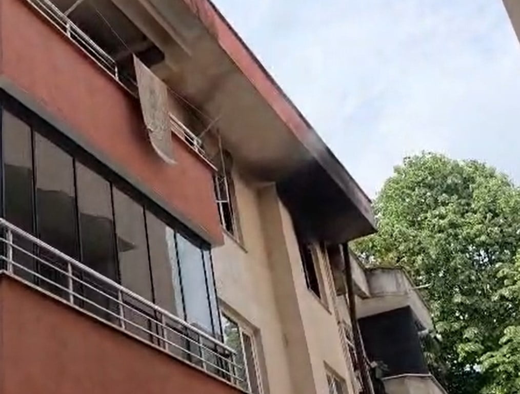 DÜZCE’DE MEYDANA GELEN YANGINDA, BİR BİNADAKİ DAİREDE BAŞLAYAN YANGIN KISA SÜREDE TÜM ODAYI SARDI....