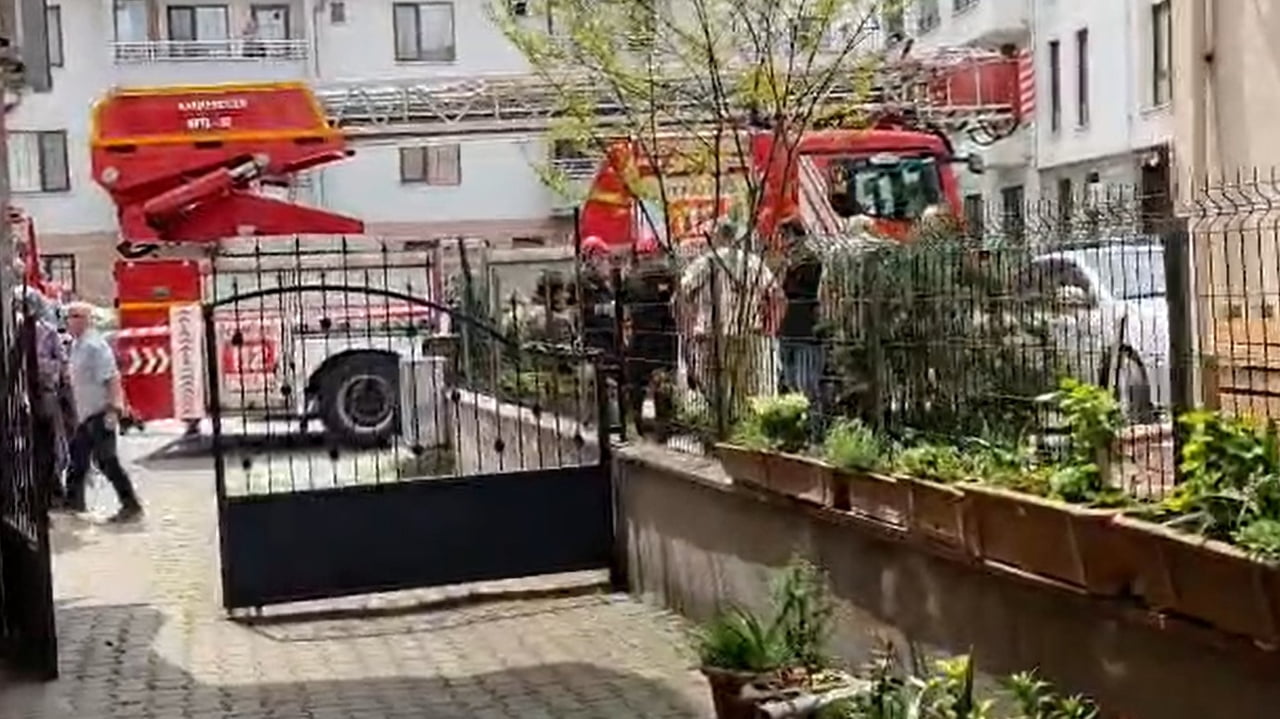 DÜZCE’DE MEYDANA GELEN YANGINDA, BİR BİNADAKİ DAİREDE BAŞLAYAN YANGIN KISA SÜREDE TÜM ODAYI SARDI....