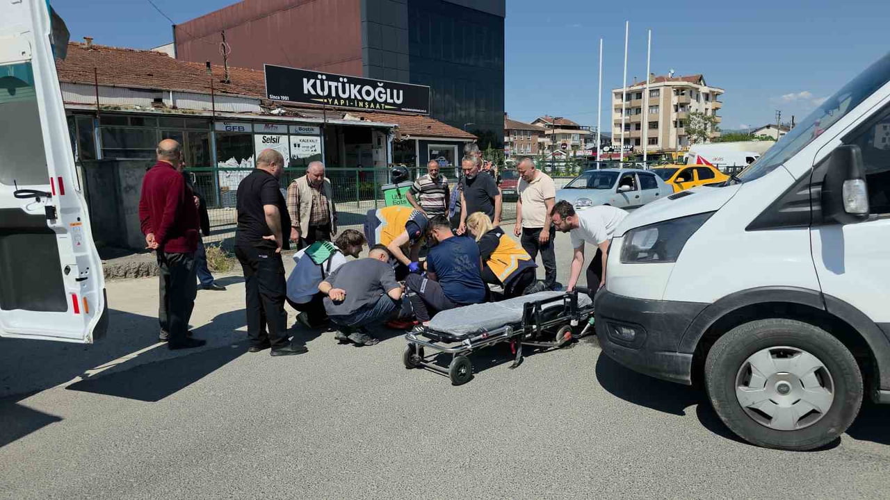 DÜZCE’DE MİNİBÜSÜN ÇARPTIĞI MOTOSİKLETİN SÜRÜCÜSÜ YARALANDI.