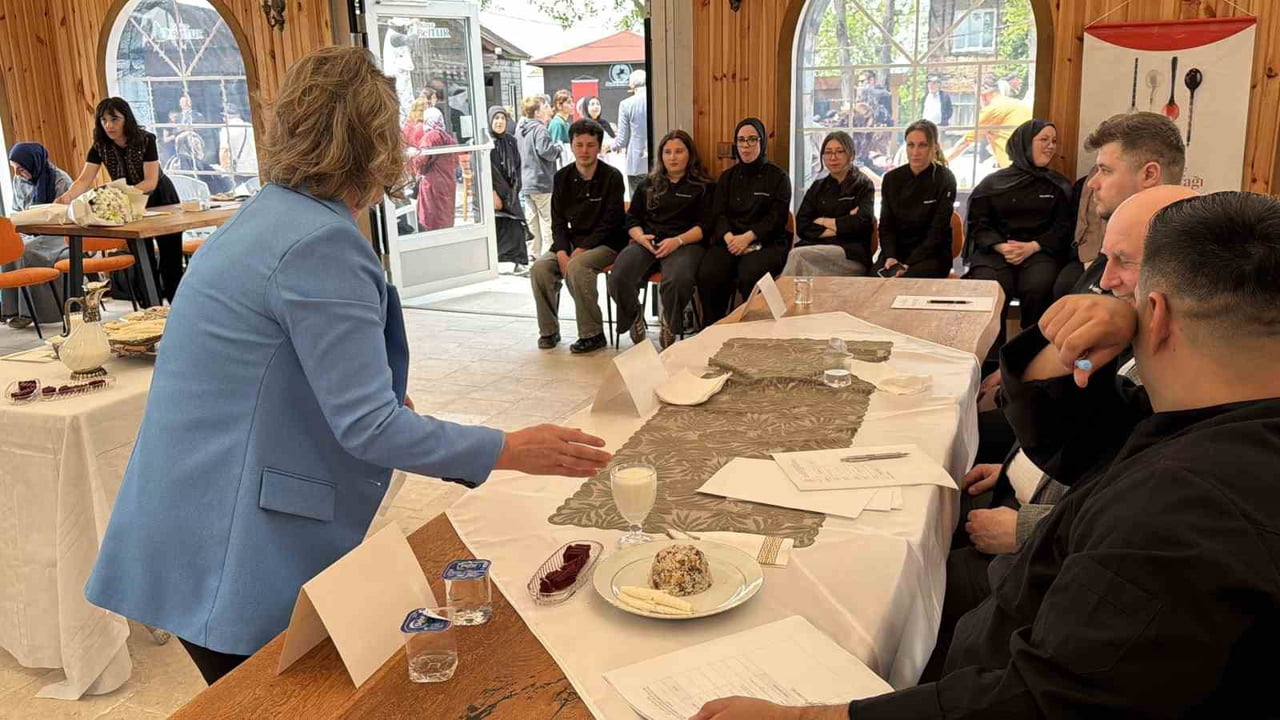 DÜZCE’DE MÜZELER HAFTASI KAPSAMINDA DÜZENLENEN KONURALP PİLAVI YAPMA YARIŞMASINDA BÖLGE KADINLARI...