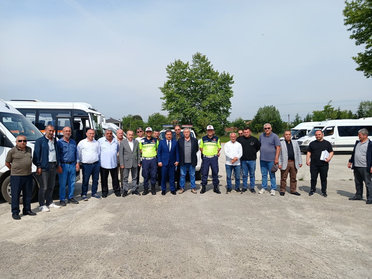 DÜZCE’DE ÖĞRENCİ SERVİSLERİ GÜVENLİK GÜÇLERİ TARAFINDAN SIKI DENETİMDEN GEÇTİ.