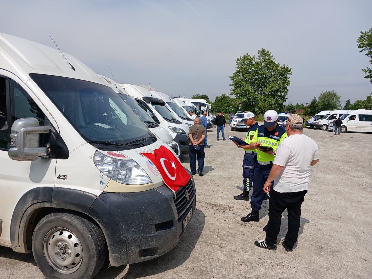 DÜZCE’DE ÖĞRENCİ SERVİSLERİ GÜVENLİK GÜÇLERİ TARAFINDAN SIKI DENETİMDEN GEÇTİ.