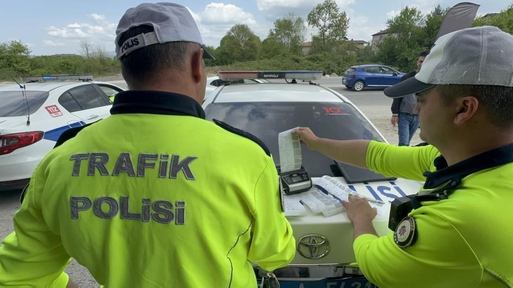 DÜZCE’DE TRAFİK DENETİMİ YAPAN POLİS VE JANDARMA EKİPLERİ KURAL TANIMAYAN SÜRÜCÜLERE GEÇİT...