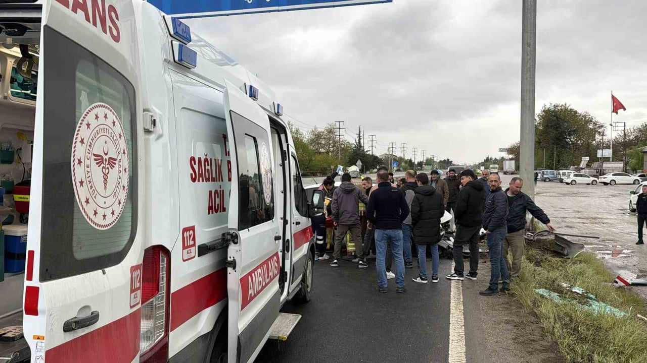 DÜZCE’DE YAĞIŞ SEBEBİ İLE KAYGANLAŞAN YOLDA DİREKSİYON HAKİMİYETİNİ KAYBEDEN OTOMOBİL, EDS...