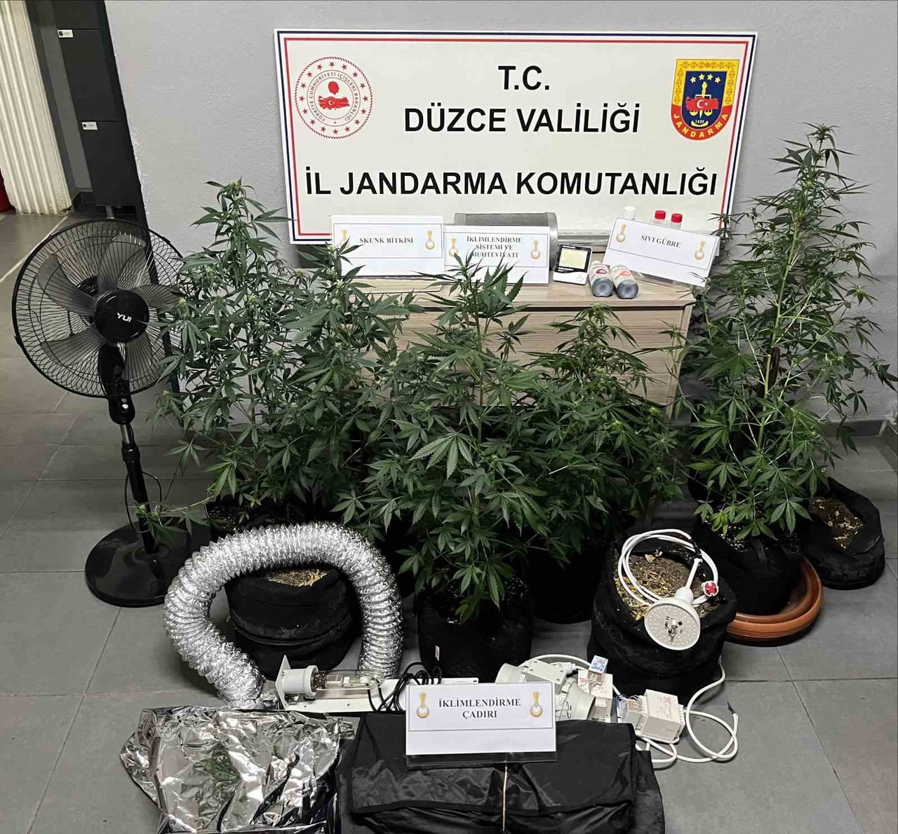 DÜZCE İL JANDARMA KOMUTANLIĞI EKİPLERİNİN YAPTIĞI ÇALIŞMAYLA EVİNİN BİR BÖLÜMÜNE İKLİMLENDİRME...