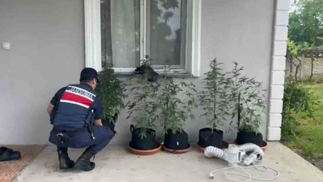DÜZCE İL JANDARMA KOMUTANLIĞI EKİPLERİNİN YAPTIĞI ÇALIŞMAYLA EVİNİN BİR BÖLÜMÜNE İKLİMLENDİRME...