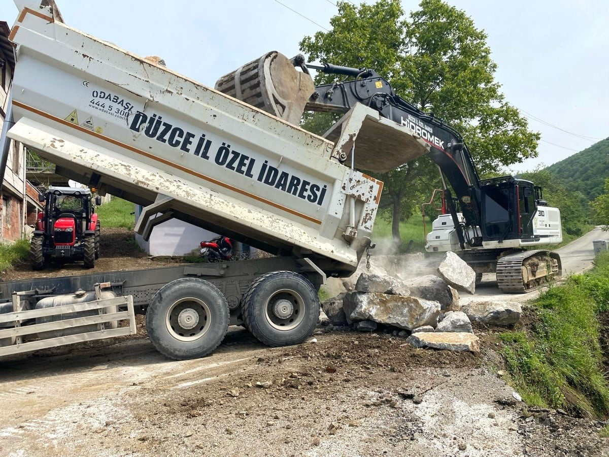 DÜZCE İL ÖZEL İDARESİ, ÇAMLISU KÖYÜ'NDEKİ HEYELAN BÖLGESİNDE TAŞ TAHKİMATI VE DOLGU ÇALIŞMALARIYLA...