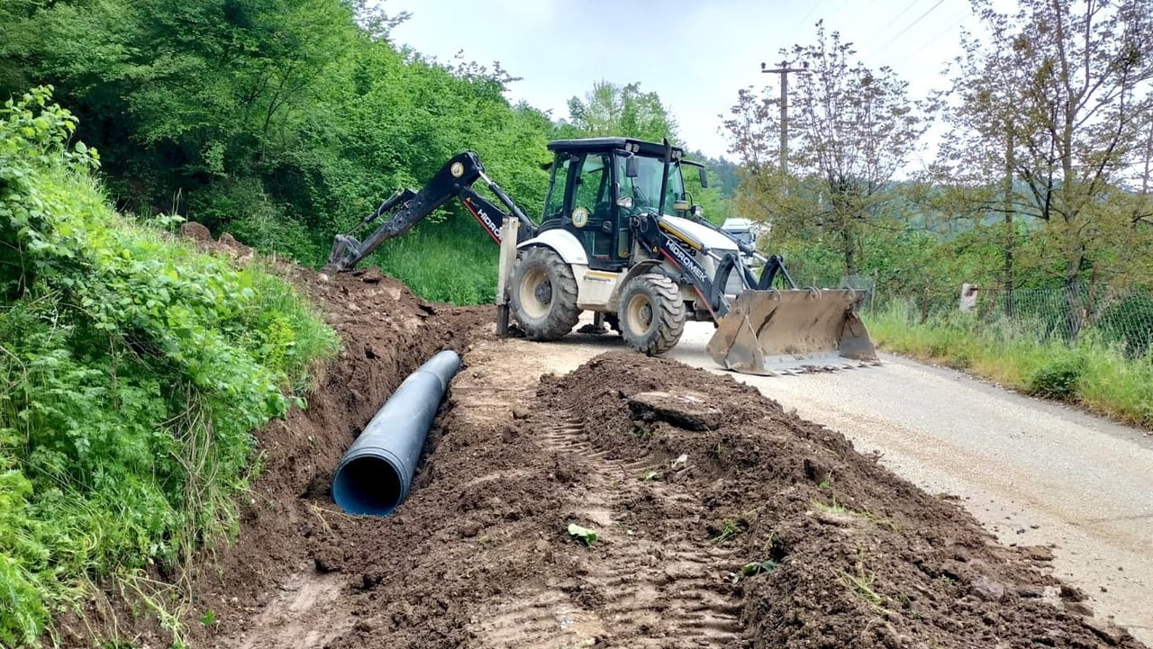 DÜZCE İL ÖZEL İDARESİ EKİPLERİ, YIĞILCA’YA BAĞLI NAŞLAR KÖYÜ’NDE KORUGE BORU GÖMME VE KANAL...