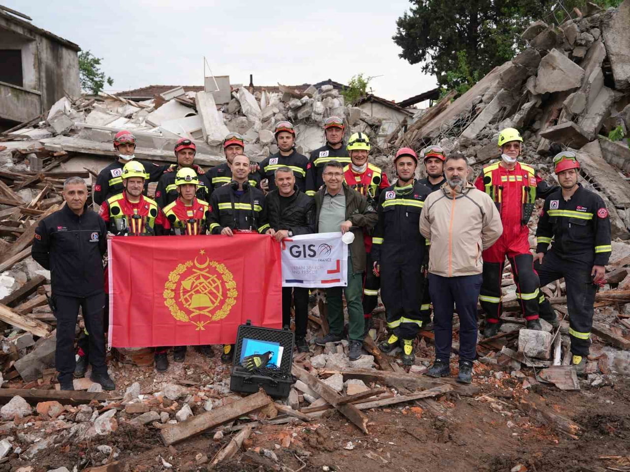DÜZCE İTFAİYESİ, 6 ŞUBAT DEPREMLERİNDE BİRLİKTE GÖREV YAPTIĞI FRANSA MERKEZLİ GIS-FRANCE EKİBİNİ...