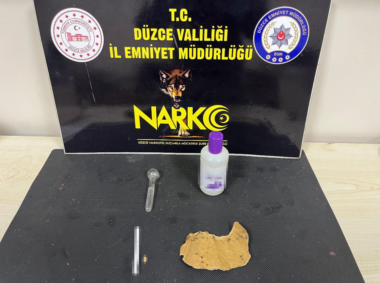 DÜZCE KENT MERKEZİNDE POLİS EKİPLERİ TARAFINDAN YAPILAN OPERASYONDA BİR MİKTAR UYUŞTURUCU ELE...