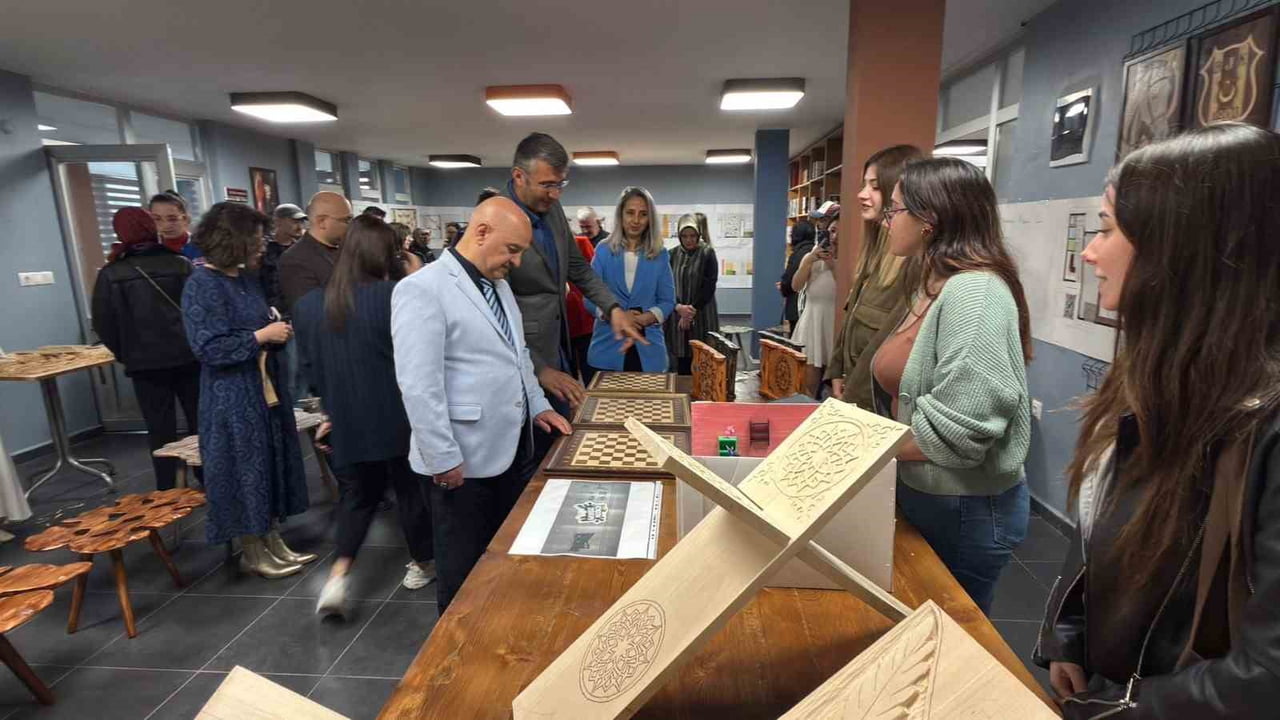 DÜZCE MESLEK YÜKSEKOKULU İÇ MEKAN TASARIMI PROGRAMI ÖĞRENCİLERİNİN BİR YILLIK EĞİTİM-ÖĞRETİM...