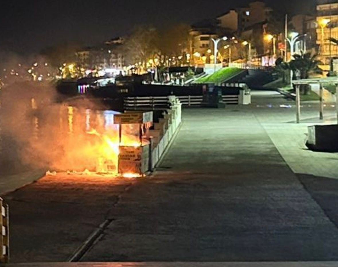 DÜZCE’NİN AKÇAKOCA İLÇESİNDE GEÇE GEÇ SAATLERİNDE MEYDANA GELEN YANGINDA MISIR TEZGAHI KÜLE...