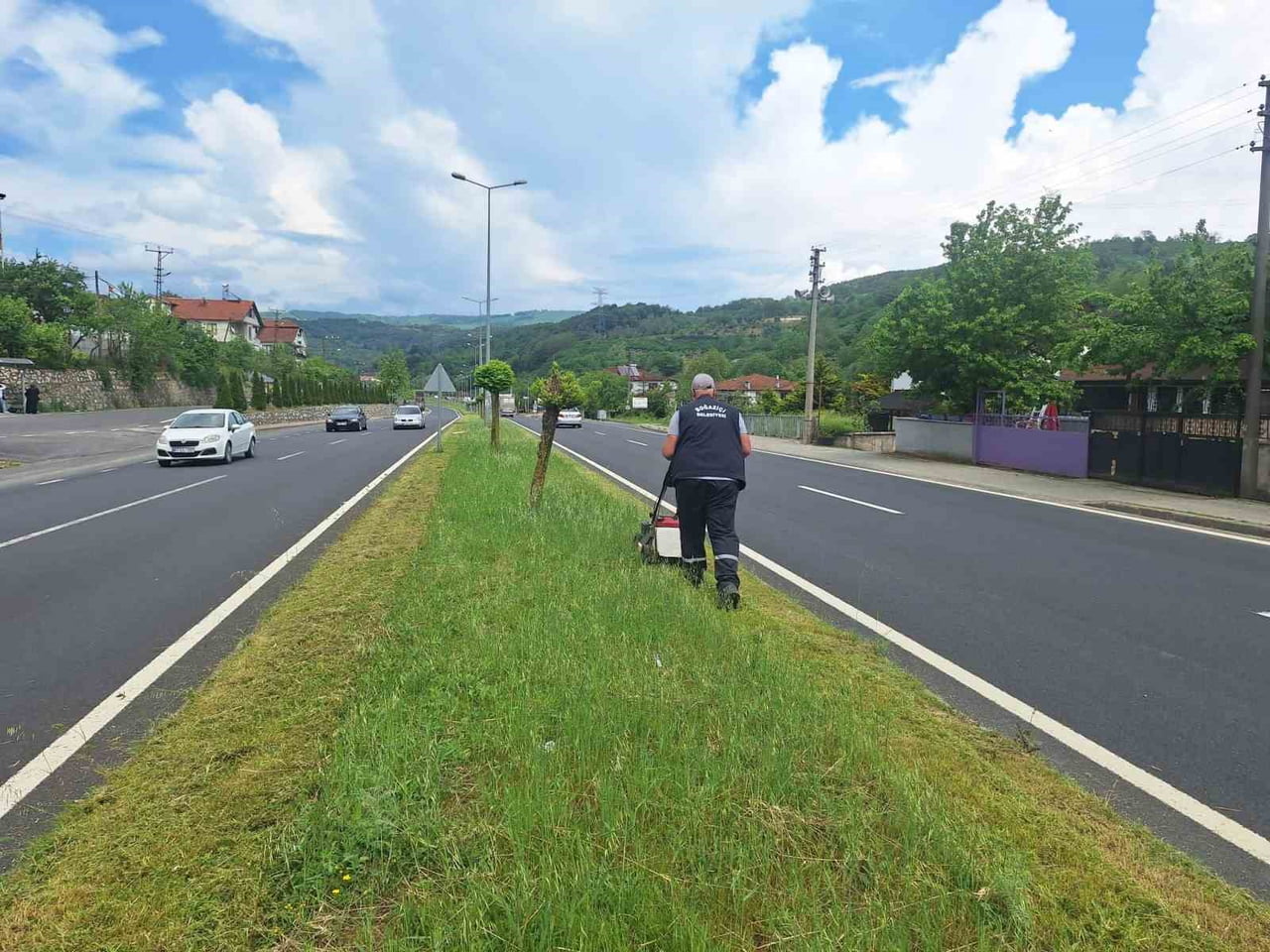 DÜZCE’NİN BOĞAZİÇİ BELDESİNDE PARK VE BAHÇELER İLE MEZARLIKLARDA EKİPLER BAYRAM ÖNCESİNDE TEMİZLİK...