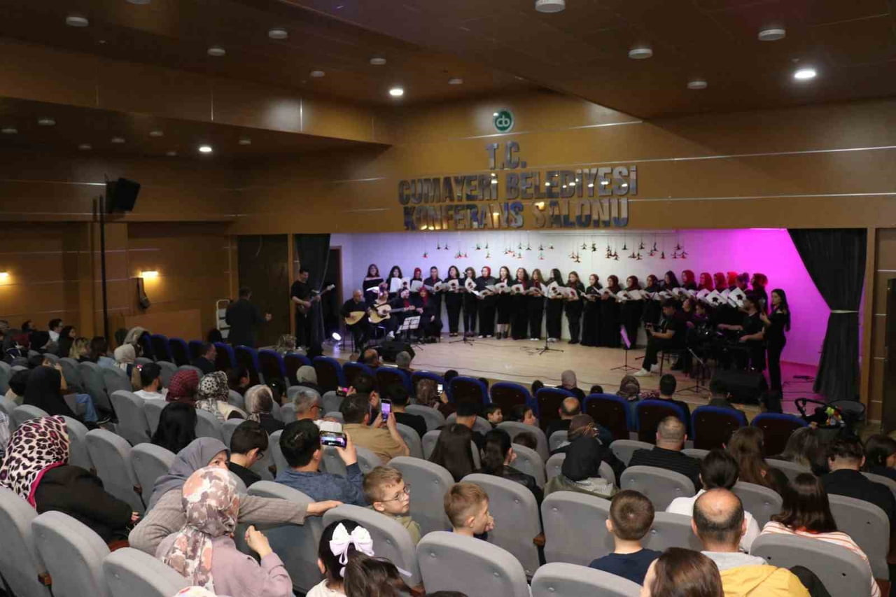 DÜZCE’NİN CUMAYERİ İLÇESİ BELEDİYESİ TARAFINDAN DÜZENLENEN KONSER PROGRAMI, İZLEYENLERE UNUTULMAZ...