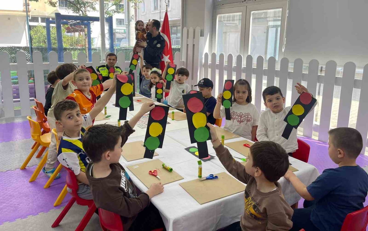 DÜZCE’NİN CUMAYERİ İLÇESİ EMNİYET MÜDÜRLÜĞÜ TRAFİK DENETLEME BÜRO AMİRLİĞİ TARAFINDAN ANAOKULU...