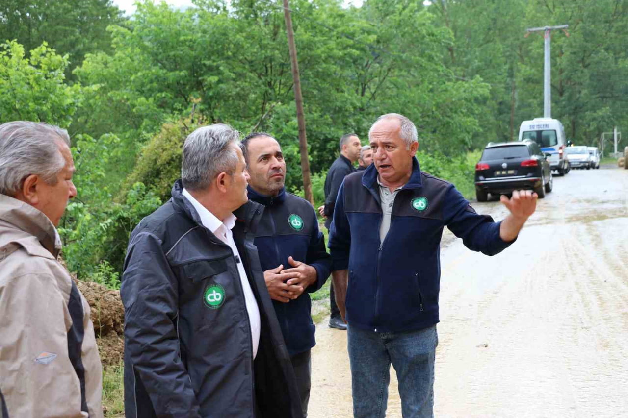 DÜZCE’NİN CUMAYERİ İLÇESİNDE ETKİLİ OLAN YOĞUN YAĞIŞLARIN ARDINDAN HAREKETE GEÇEN CUMAYERİ...