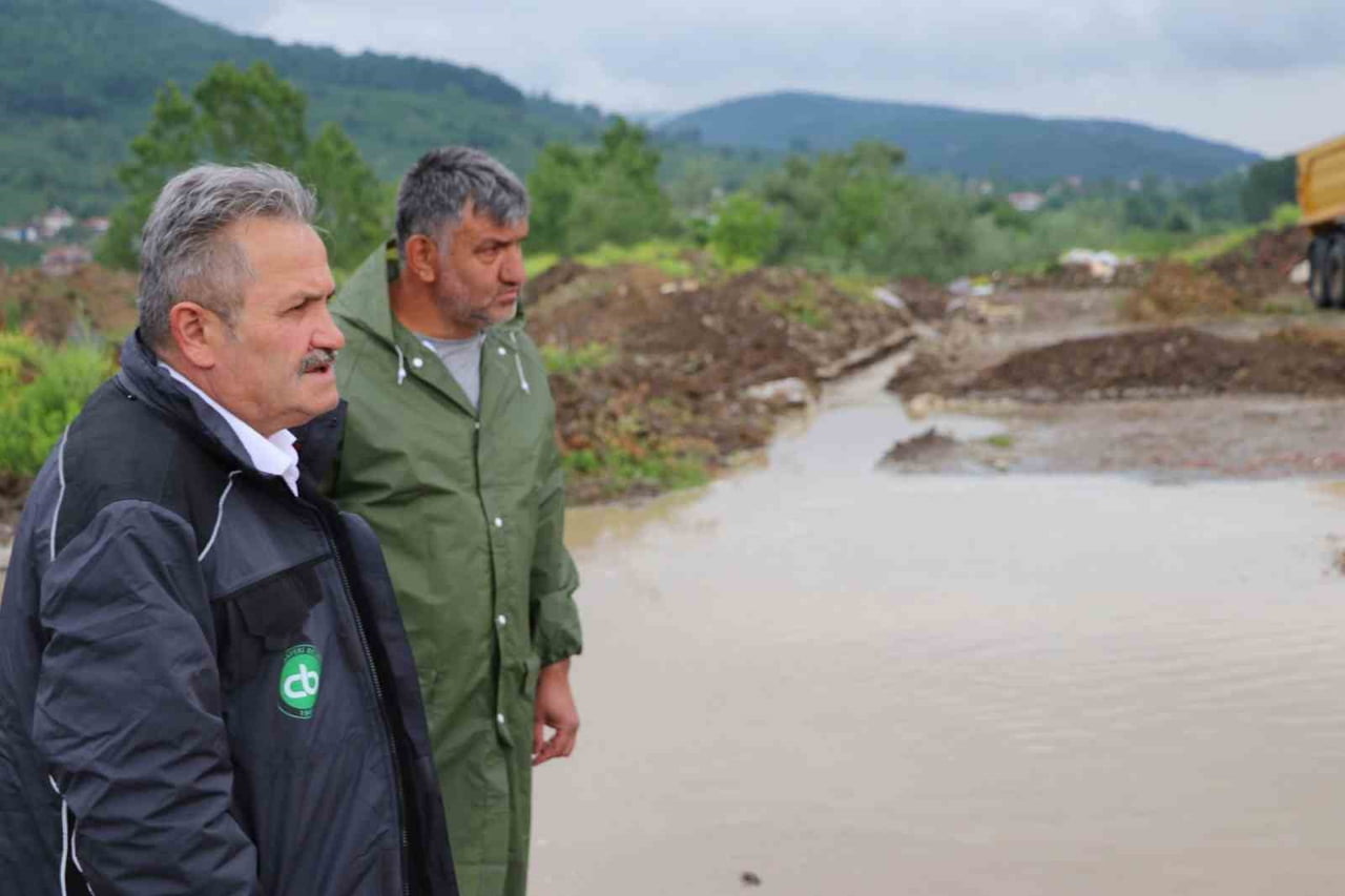 DÜZCE’NİN CUMAYERİ İLÇESİNDE ETKİLİ OLAN YOĞUN YAĞIŞLARIN ARDINDAN HAREKETE GEÇEN CUMAYERİ...