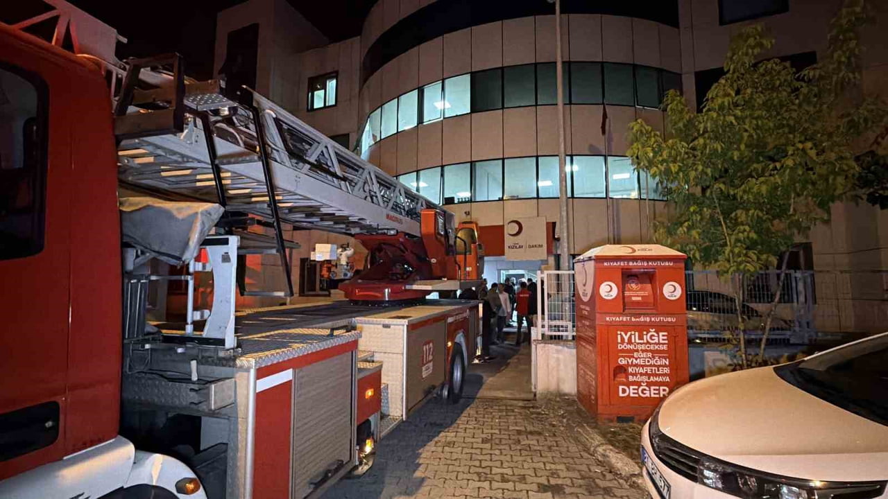 DÜZCE’NİN KAYNAŞLI İLÇESİNDE HUZUREVİNDE ÇIKAN YANGIN KORKU DOLU ANLAR YAŞATTI. YAŞLI VATANDAŞLAR...