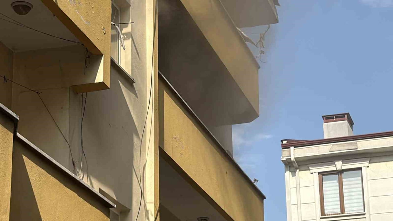 DÜZCE’NİN NUSRETTİN MAHALLESİ’NDE 3 KATLI BİR BİNANIN İKİNCİ KATINDAKİ BOŞ DAİREDE ÇIKAN YANGIN...