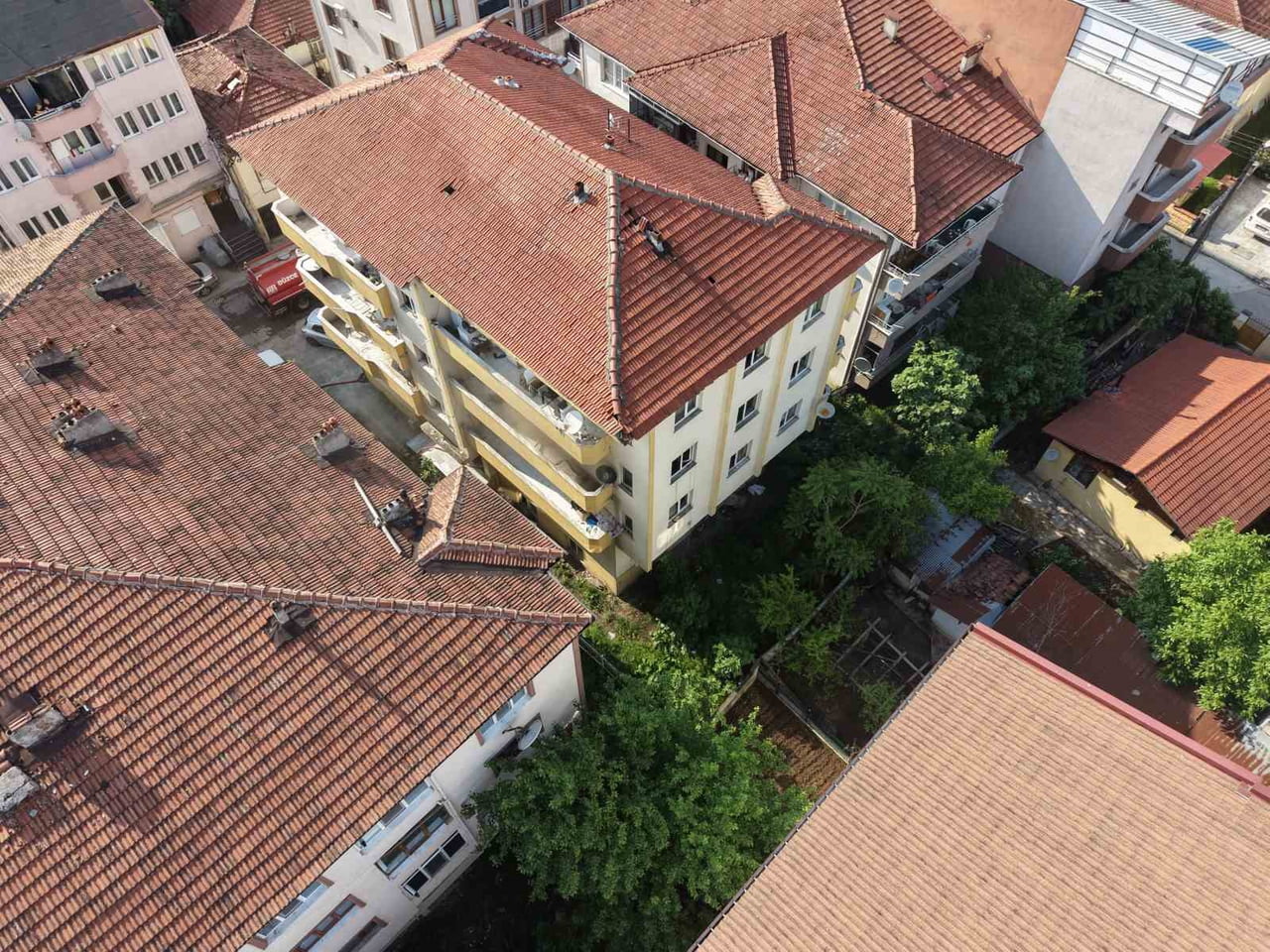 DÜZCE’NİN NUSRETTİN MAHALLESİ’NDE 3 KATLI BİR BİNANIN İKİNCİ KATINDAKİ BOŞ DAİREDE ÇIKAN YANGIN...