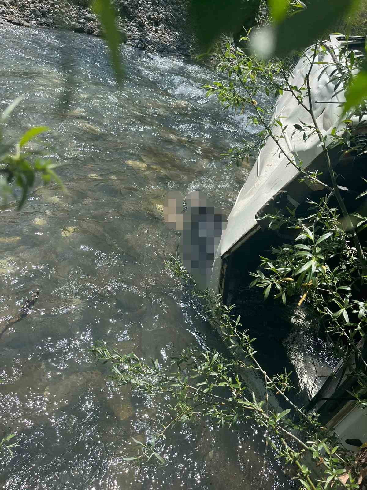 DÜZCE’NİN YIĞILCA İLÇESİNDE MEYDANA GELEN KAZADA DEREYE DEVRİLEN MİNİBÜS ŞOFÖRÜ HAYATINI...