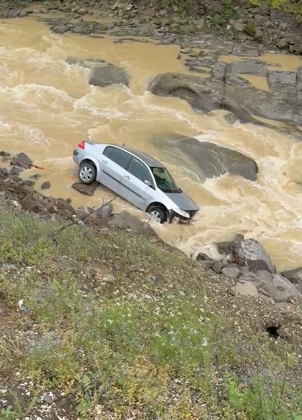 DÜZCE’NİN YIĞILCA İLÇESİNDE MEYDANA GELEN KAZADA, KONTROLDEN ÇIKAN OTOMOBİL DEREYE UÇTU. KAZADA...