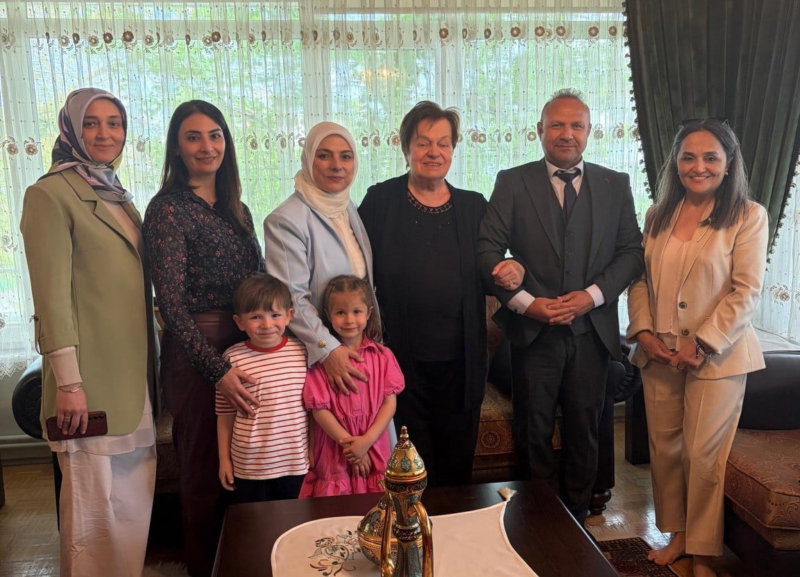 DÜZCE ŞÜKRAN ÖNEY ANAOKULU ÖĞRENCİLERİ ŞÜKRAN TEYZE’Yİ ZİYARET EDEREK ANNELER GÜNÜ’NÜ KUTLADI....