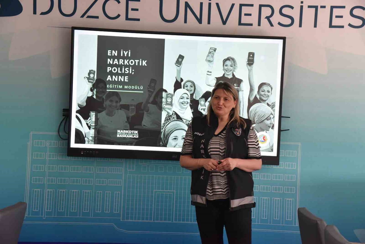 DÜZCE ÜNİVERSİTESİ MENSUPLARINA YÖNELİK “EN İYİ NARKOTİK POLİSİ: ANNE” BAŞLIKLI KONFERANS...