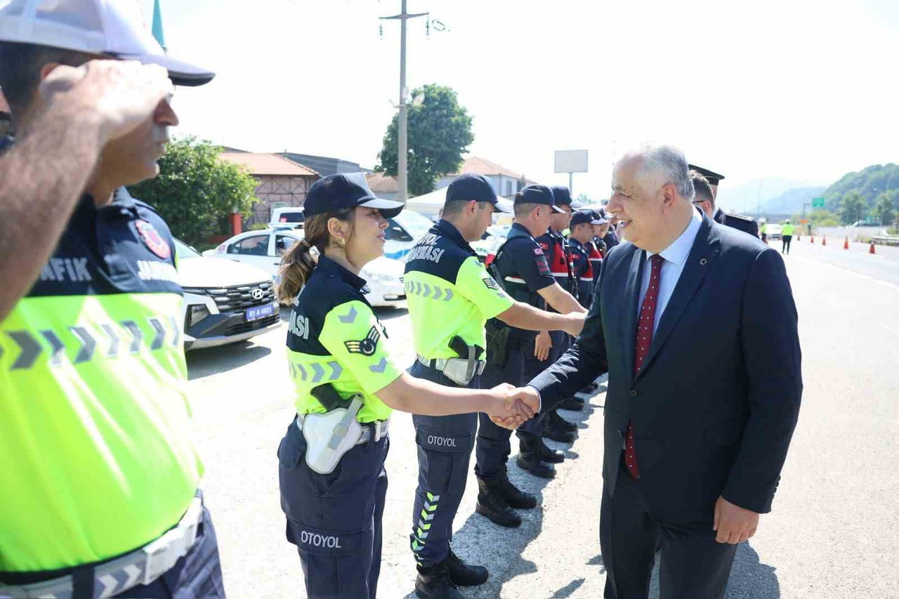 DÜZCE VALİ YARDIMCISI ŞEVKET CİNBİR, POLİS KONTROL NOKTASINDA ÖNCE POLİSLERİN ARDINDAN DURDURULAN...