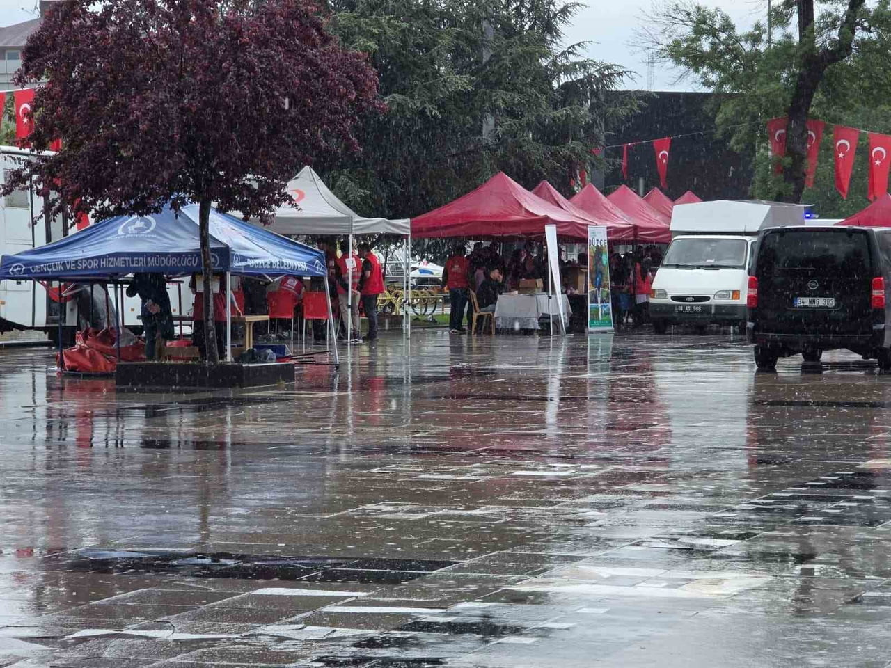 DÜZCE VALİLİĞİ, BATI KARADENİZ’DE GÖK GÜRÜLTÜLÜ SAĞANAK UYARISINDA BULUNDU. YAĞIŞIN BUGÜN SAAT...