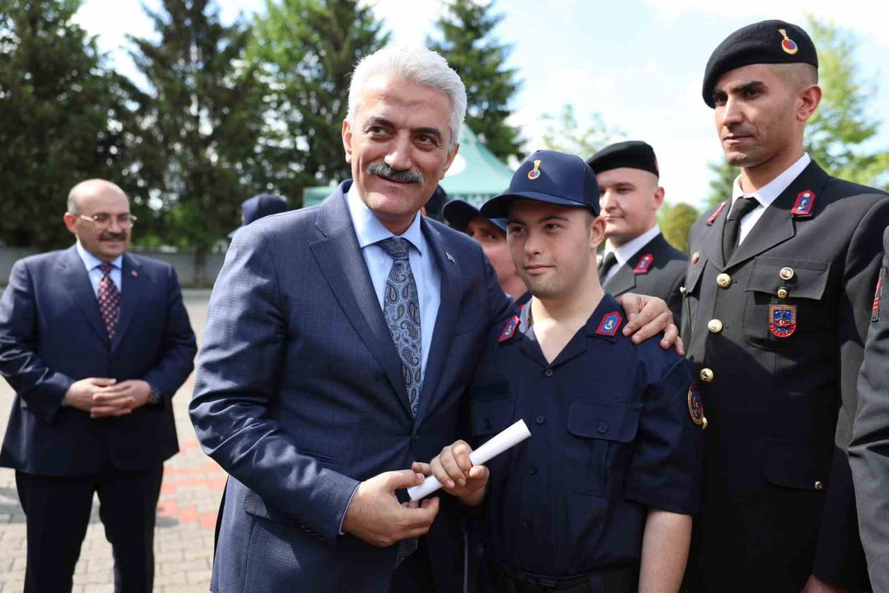 DÜZCE VALİSİ MEHMET MAKAS, ÖZEL BİREYLERE HAYATLARI BOYUNCA SAĞLIK, HUZUR VE BAŞARI TEMENNİLERİNİ...