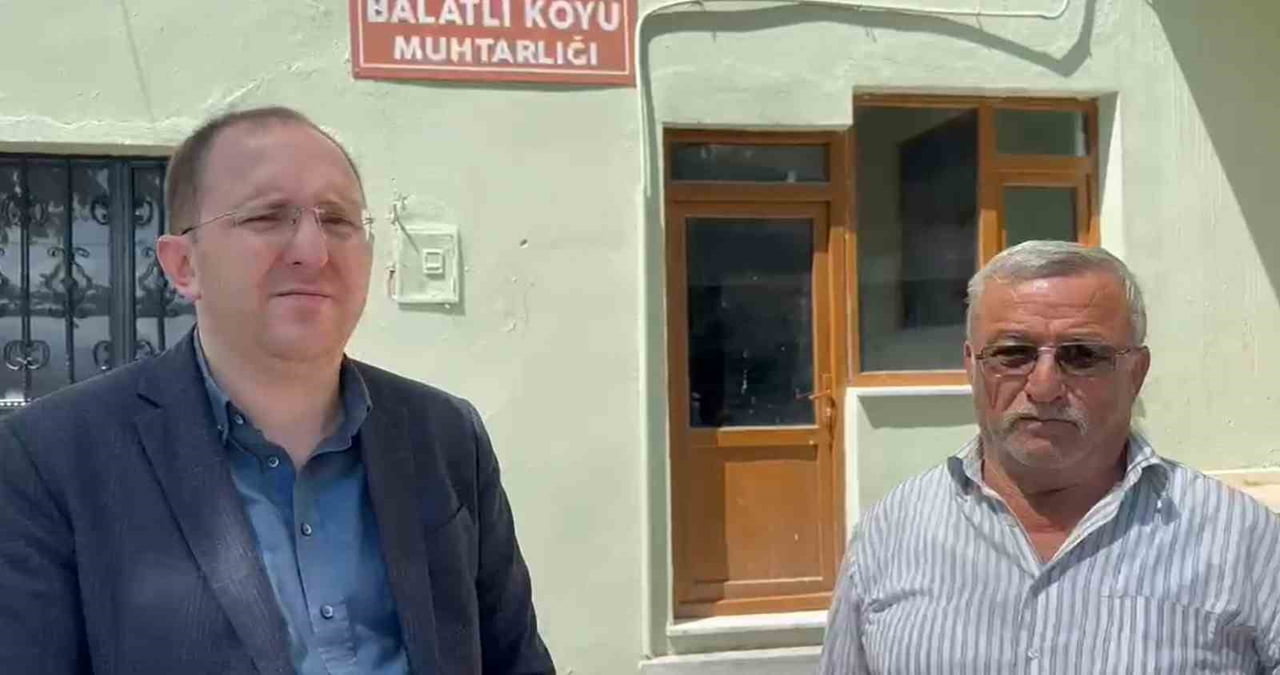 DÜZENLENECEK ETKİNLİKLER HAKKINDA BİLGİLER VEREN GÜREŞ AĞASI FATİH MUTLU(SOLDA), BALATLI KÖYÜ...