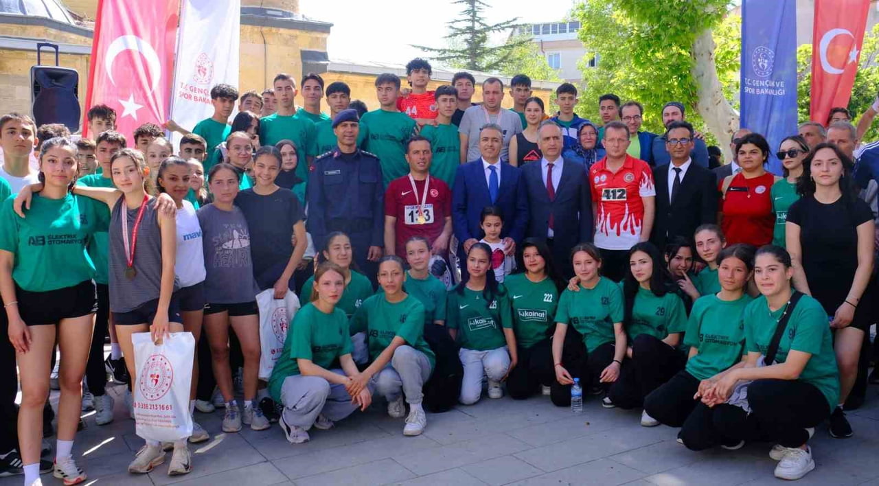 DÜZENLENEN HALK KOŞUSUNDA DERECEYE GİRENLERE ÖDÜLLERİ, KARAMAN VALİSİ HAYRETTİN ÇİÇEK, GENÇLİK VE...