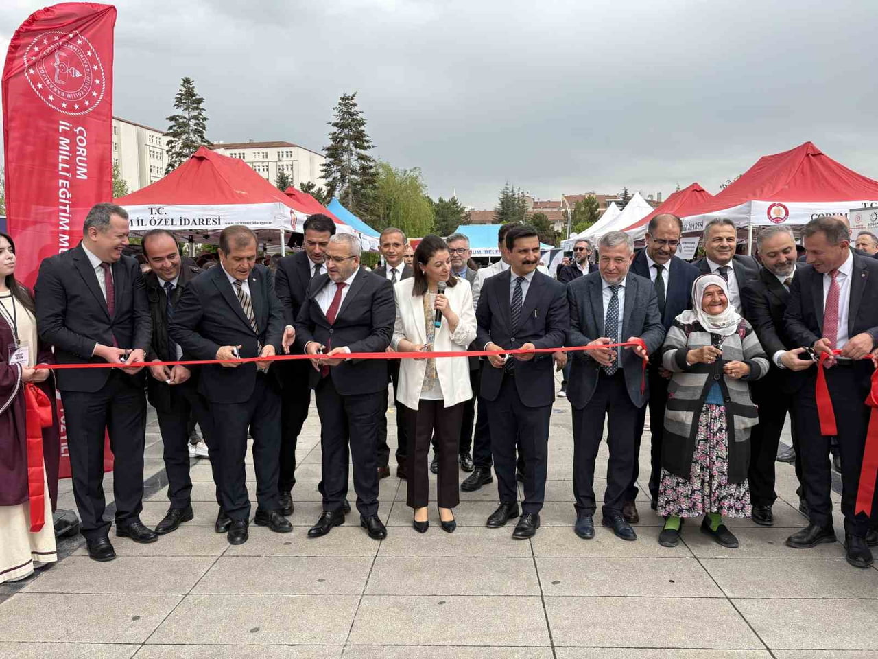 DÜZENLENEN MESLEKİ EĞİTİM VE TANITIM FUARI PROTOKOL ÜYELERİNİN KURDELEYİ KESEREK FUARIN AÇILIŞINI...