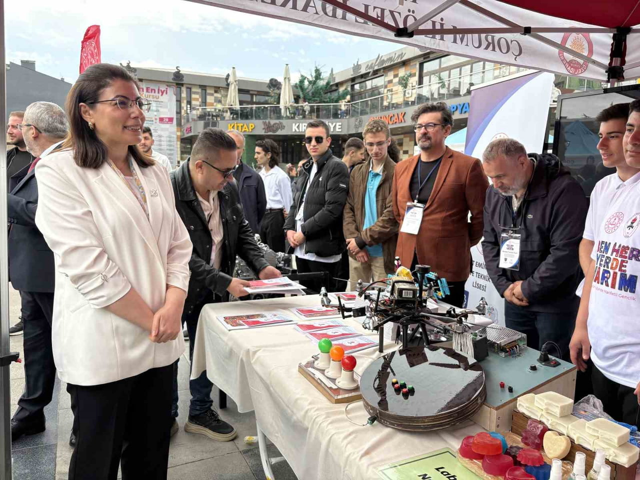 DÜZENLENEN MESLEKİ EĞİTİM VE TANITIM FUARINDA PROTOKOL ÜYELERİ STANTLARI GEZDİLER