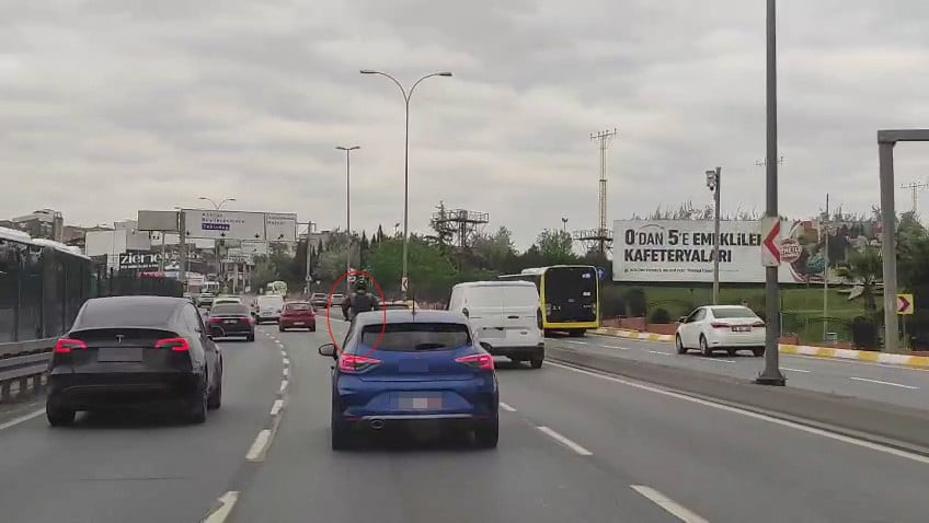 E-5 KARAYOLU FLORYA-KÜÇÜKÇEKMECE MEVKİİNDE SCOOTER KULLANAN BİR KİŞİNİN YOĞUN TRAFİKTE YAPTIĞI...