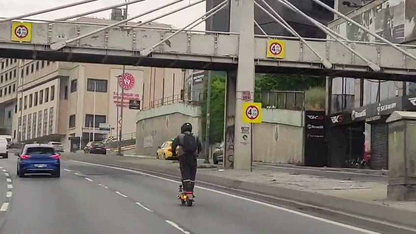 E-5 KARAYOLU FLORYA-KÜÇÜKÇEKMECE MEVKİİNDE SCOOTER KULLANAN BİR KİŞİNİN YOĞUN TRAFİKTE YAPTIĞI...