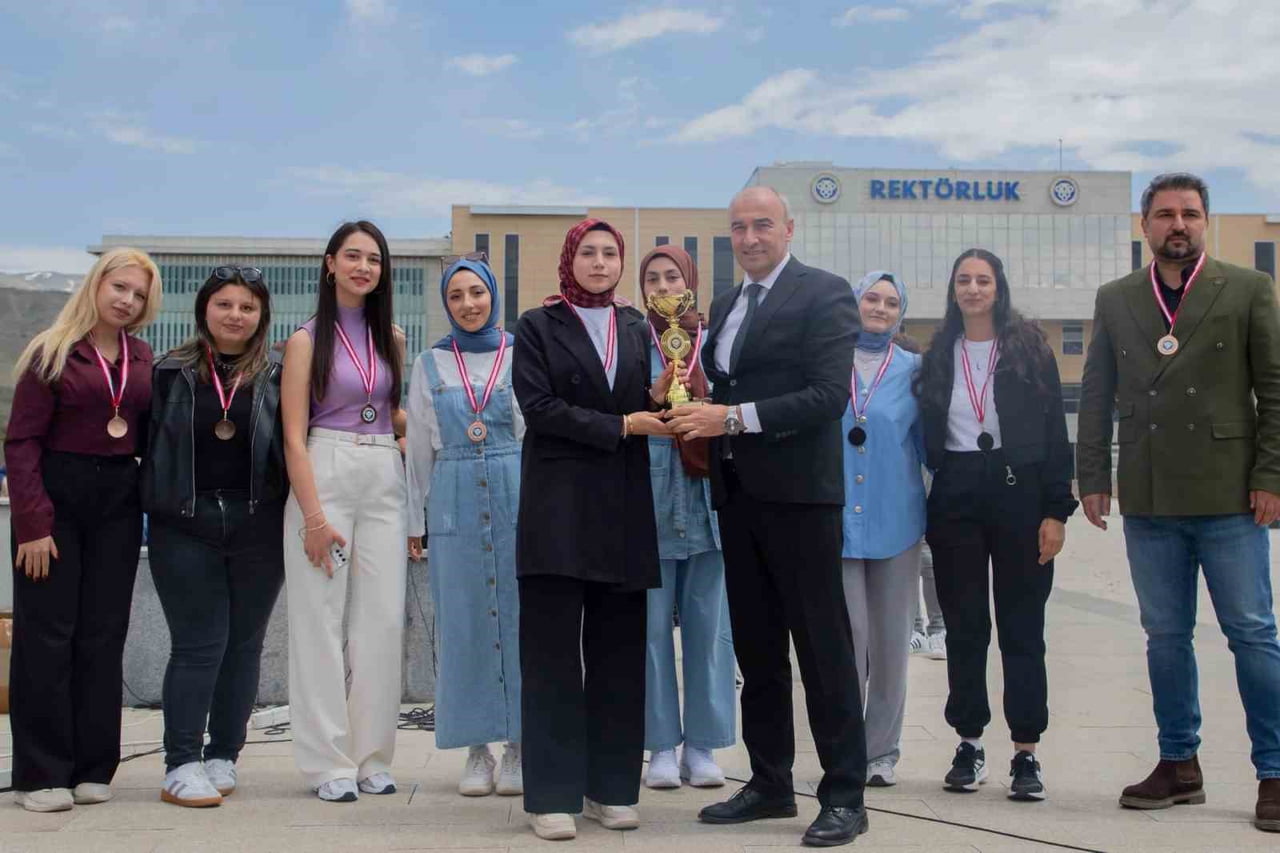EBYÜ BAHAR ŞENLİKLERİ’NDE DERECEYE GİRENLERE ÖDÜLLERİ VERİLDİ
