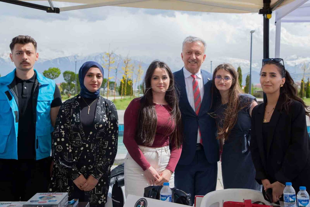 EBYÜ’DE ÖĞRENCİ KULÜPLERİ BAHAR ŞENLİKLERİNDE STANT AÇTI