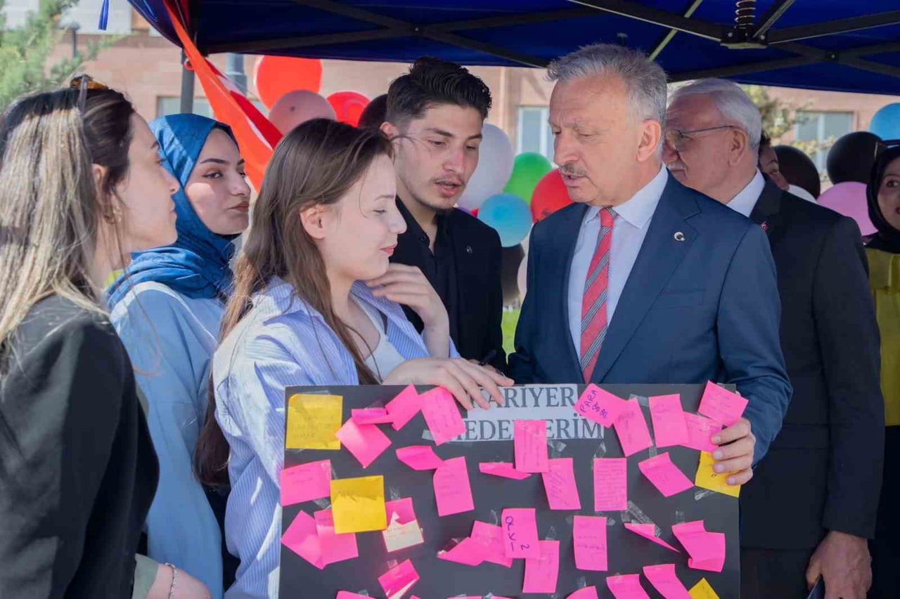 EBYÜ’DE ÖĞRENCİ KULÜPLERİ BAHAR ŞENLİKLERİNDE STANT AÇTI