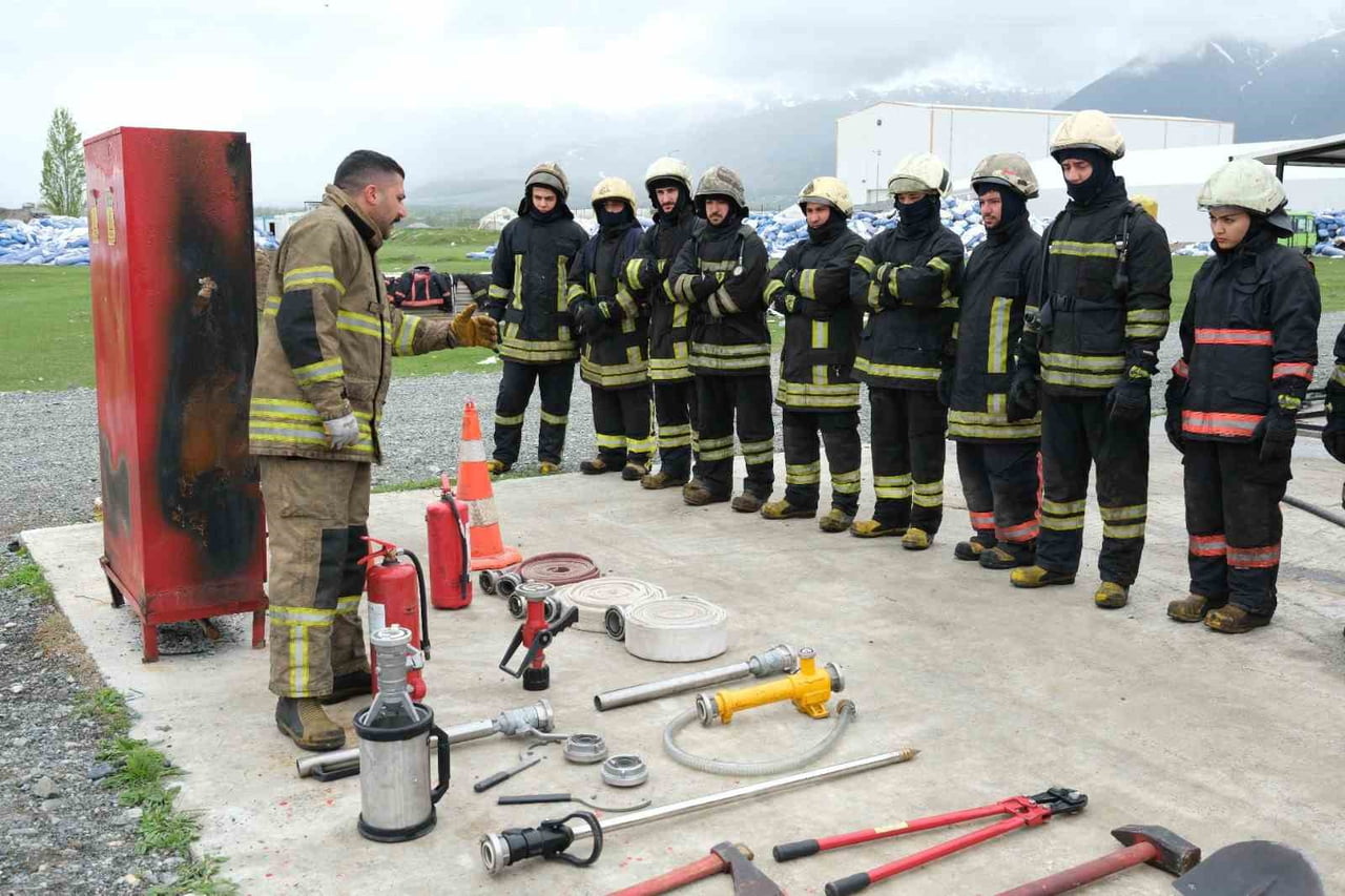 EBYÜ ÖĞRENCİLERİNE UYGULAMALI İTFAİYECİLİK EĞİTİMİ