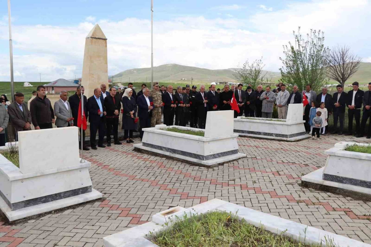 EDEBÜK ŞEHİTLERİ KABİRLERİ BAŞINDA ANILDI