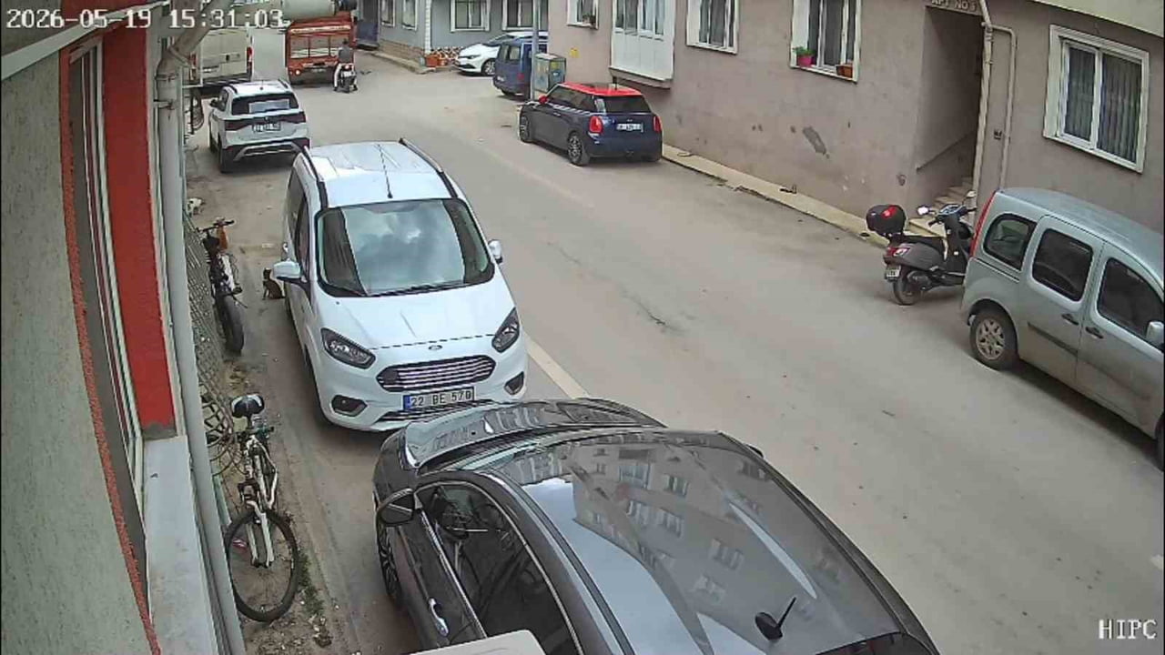 EDİRNE'DE AYNI SOKAKTA YARIM SAAT ARAYLA MEYDANA GELEN İKİ AYRI TRAFİK KAZASI, BİR APARTMANIN...