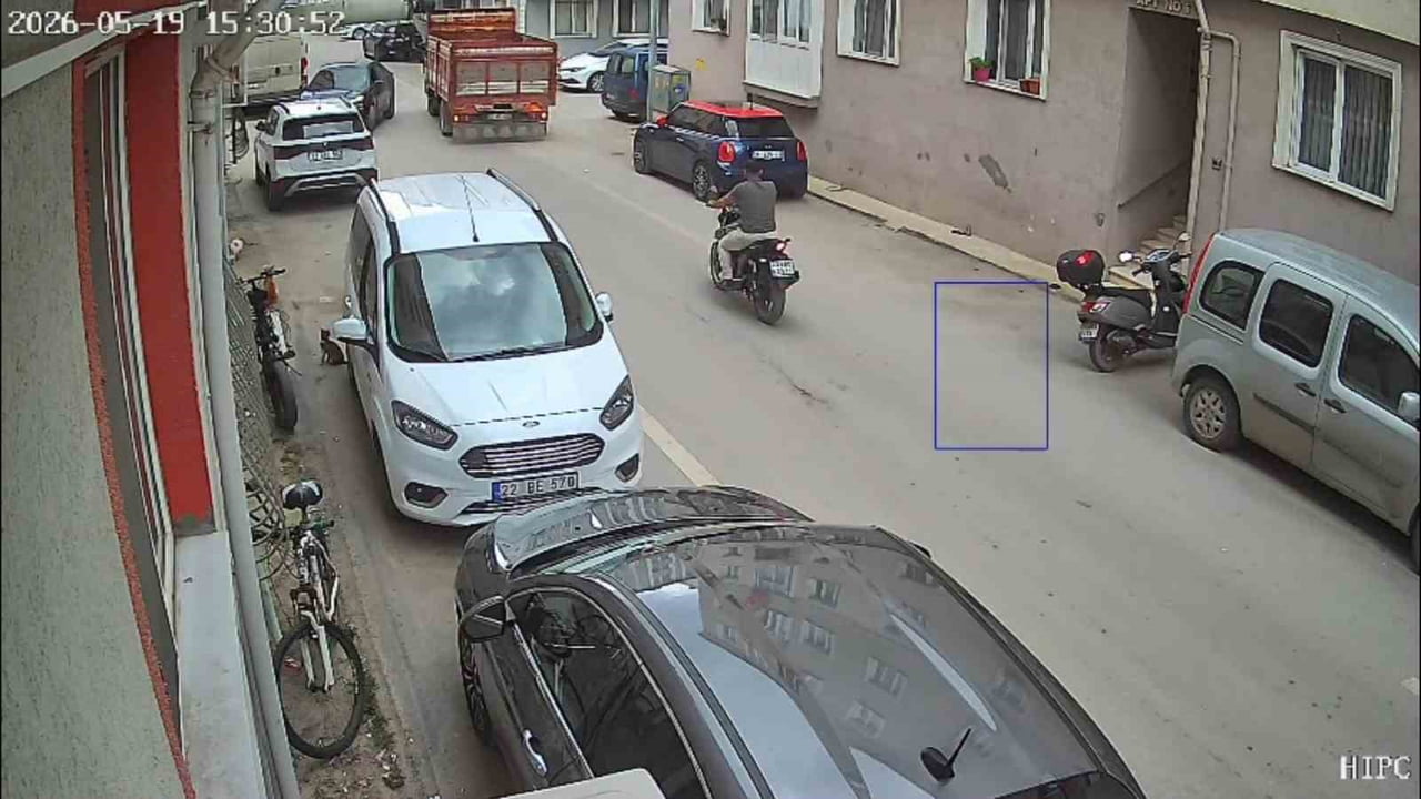EDİRNE'DE AYNI SOKAKTA YARIM SAAT ARAYLA MEYDANA GELEN İKİ AYRI TRAFİK KAZASI, BİR APARTMANIN...